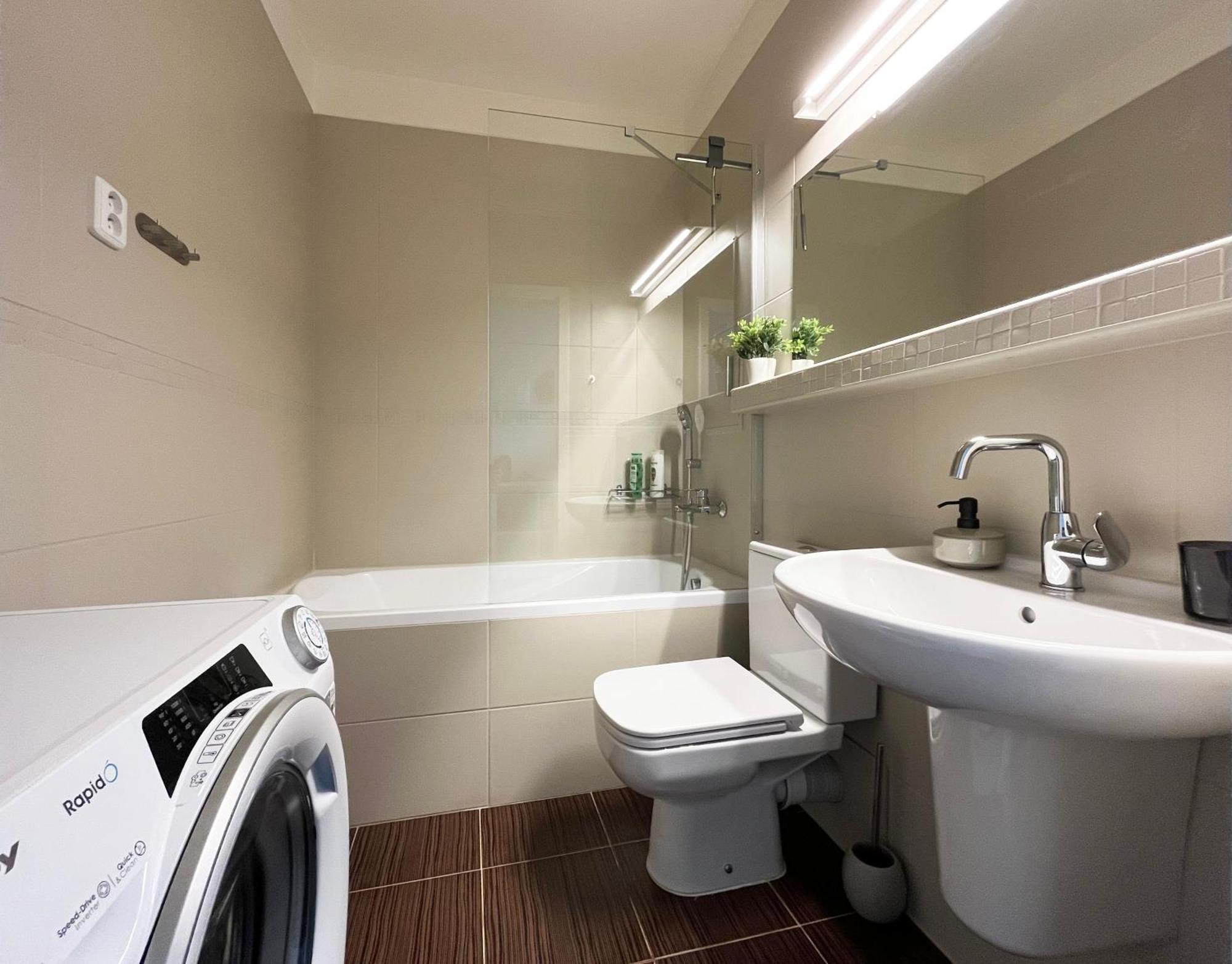 Air-Conditioned Studio, Close To City Centre & Tram Stop Bratislava Exterior photo